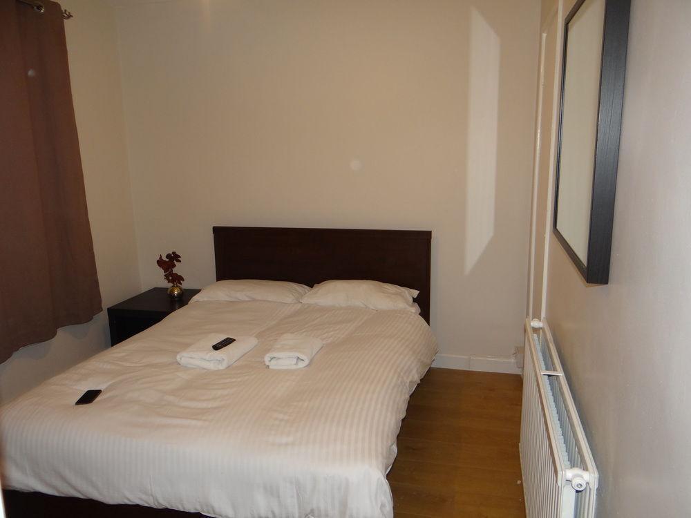 70 Hockley Avenue Hotel Barking  Bagian luar foto