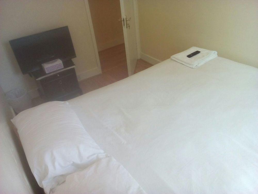 70 Hockley Avenue Hotel Barking  Bagian luar foto