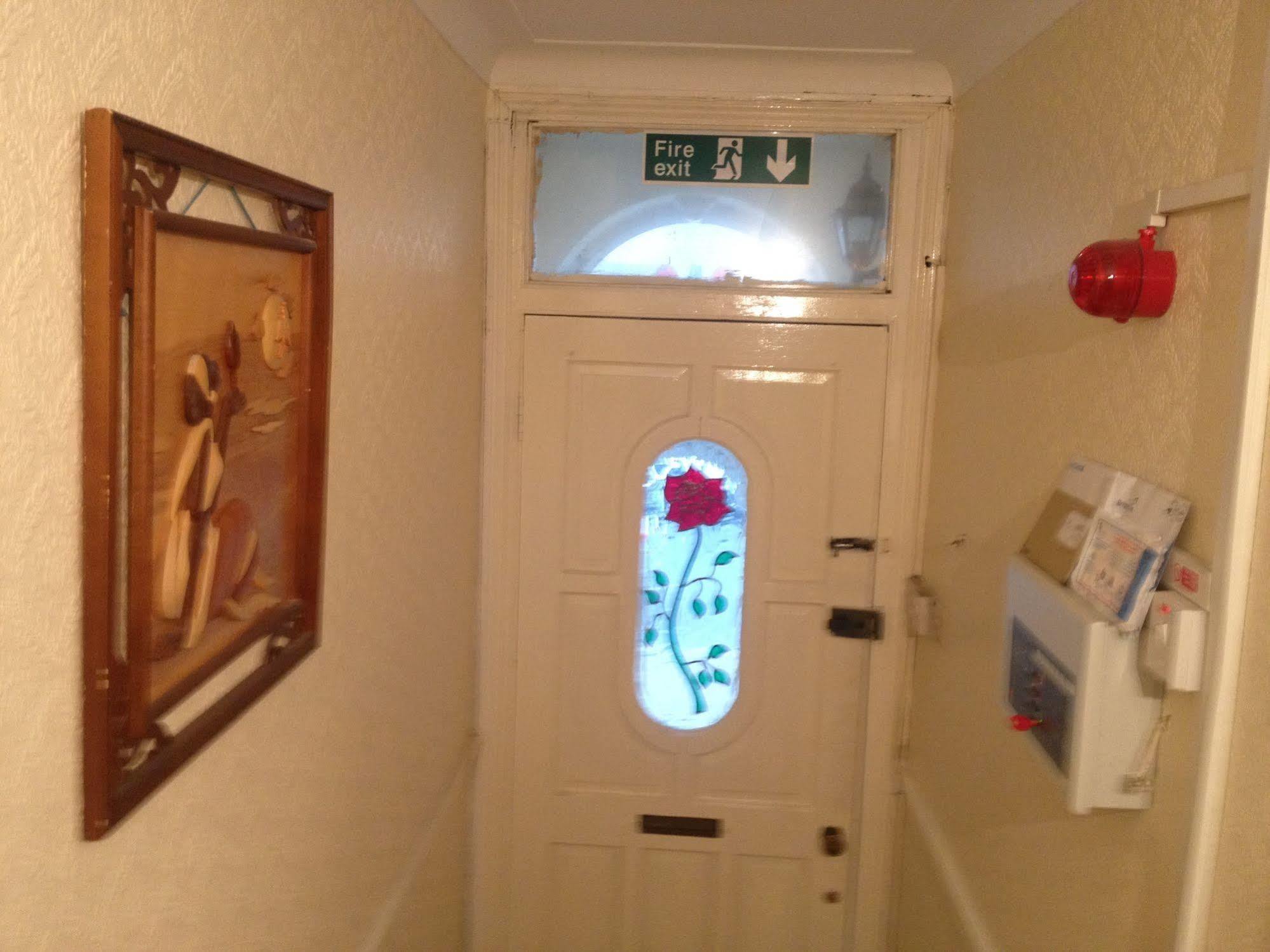 70 Hockley Avenue Hotel Barking  Bagian luar foto